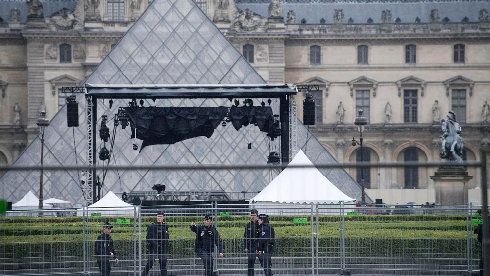 Policía francesa en la explanada del Louvre Policía francesa en la explanada del Louvre