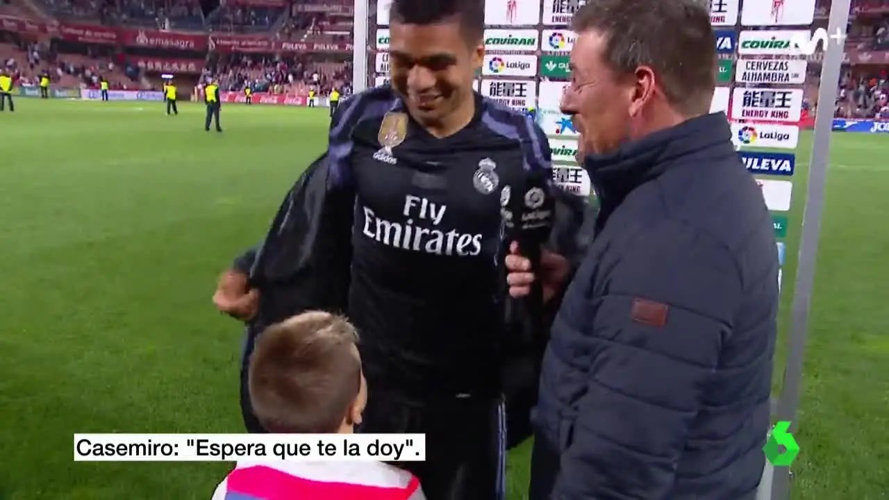 Casemiro regala su camiseta a un niño en Los Cármenes