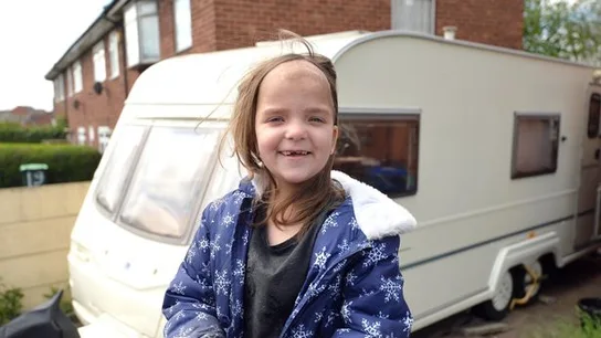 La pequeña Maddison en su nueva caravana La pequeña Madisson en su nueva caravana