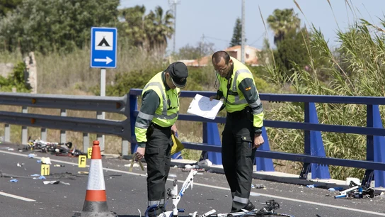 Imagen de archivo de agentes revisando un lugar donde se produjo un atropello mortal Imagen de archivo de agentes revisando un lugar donde se produjo un atropello mortal