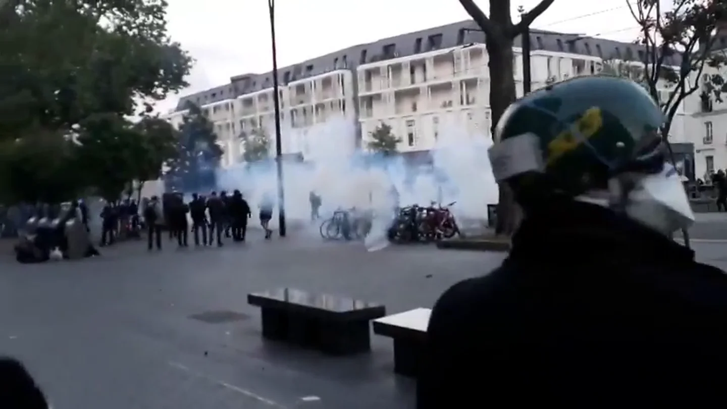 Frame 1.719467 de: Al menos dos heridos y siete detenidos durante un protesta contra el triunfo de Macron en Nantes Frame 1.719467 de: Al menos dos heridos y siete detenidos durante un protesta contra el triunfo de Macron en Nantes
