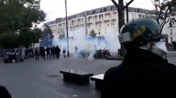 Frame 1.719467 de: Al menos dos heridos y siete detenidos durante un protesta contra el triunfo de Macron en Nantes