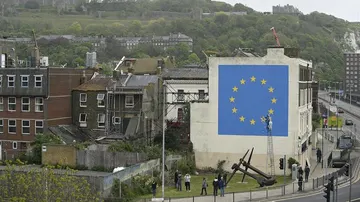 Banksy pinta un mural del Brexit