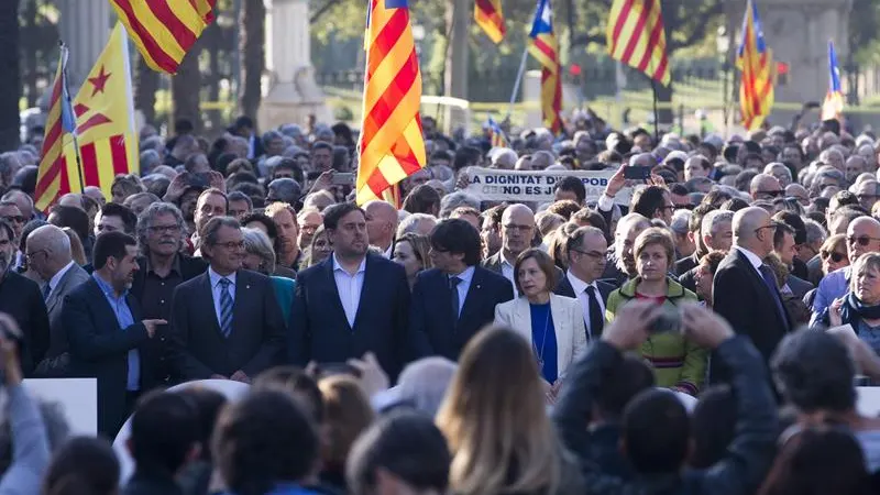 Miembros del Govern apoyan a Carme Forcadell en el TSJC