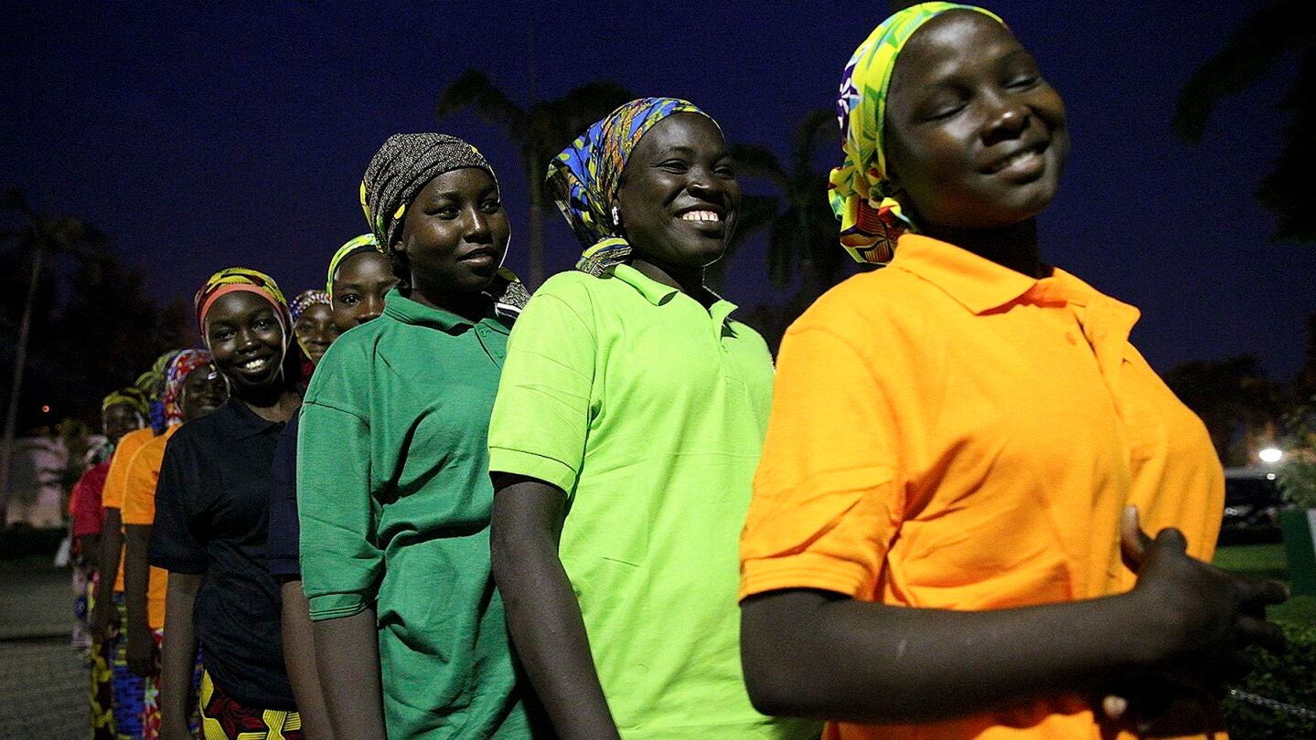 Las 82 j&oacute;venes rescatadas por Boko Haram se re&uacute;nen con el presidente de Nigeria