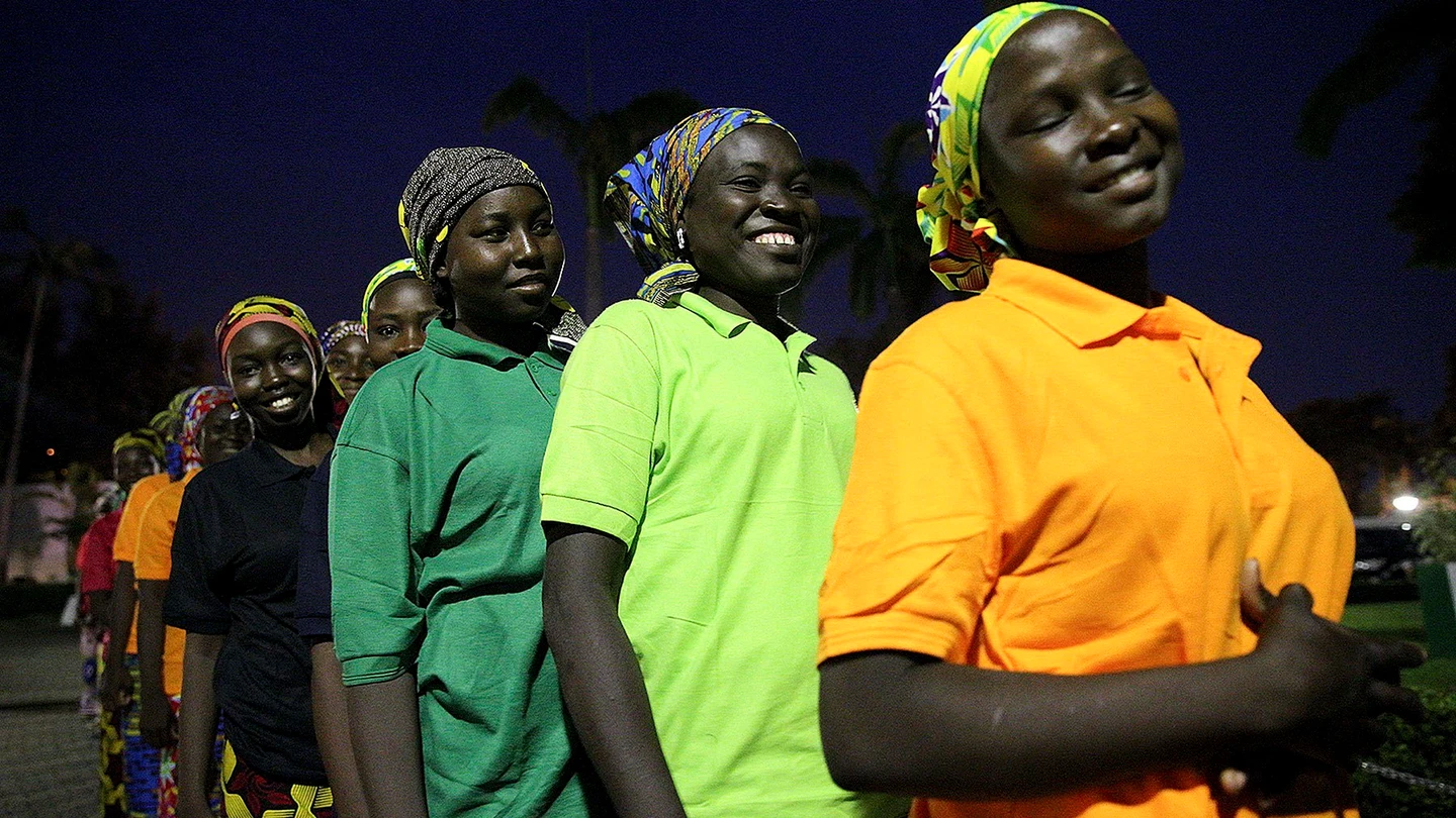 Las 82 jóvenes rescatadas por Boko Haram se reúnen con el presidente de Nigeria Las 82 jóvenes rescatadas por Boko Haram se reúnen con el presidente de Nigeria
