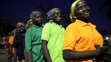 Las 82 jóvenes rescatadas por Boko Haram se reúnen con el presidente de Nigeria