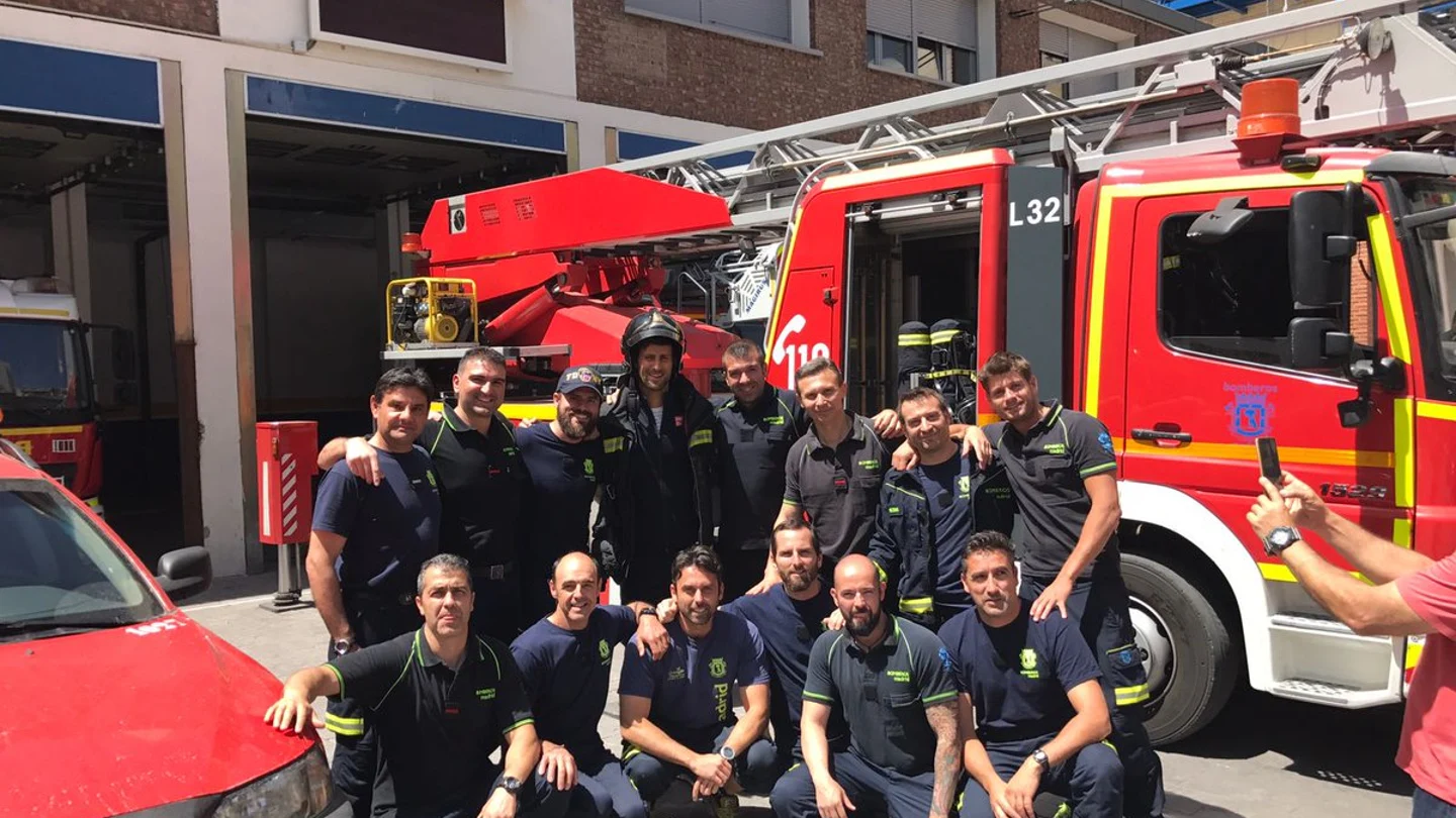 Djokovic en el parque de bomberos de Manuel Becerra Djokovic en el parque de bomberos de Manuel Becerra