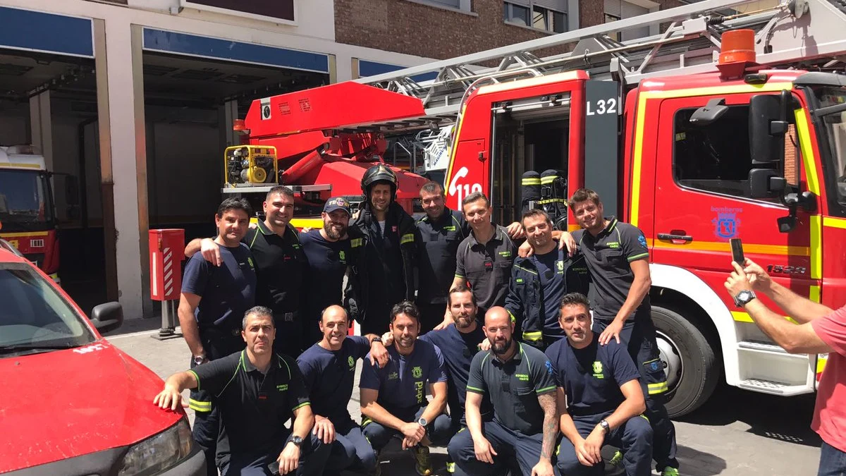 Djokovic en el parque de bomberos de Manuel Becerra