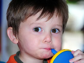 Un niño comiendo Un niño comiendo