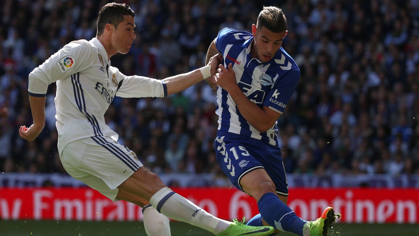 Theo Hern&aacute;ndez intenta taponar un disparo de Cristiano Ronaldo