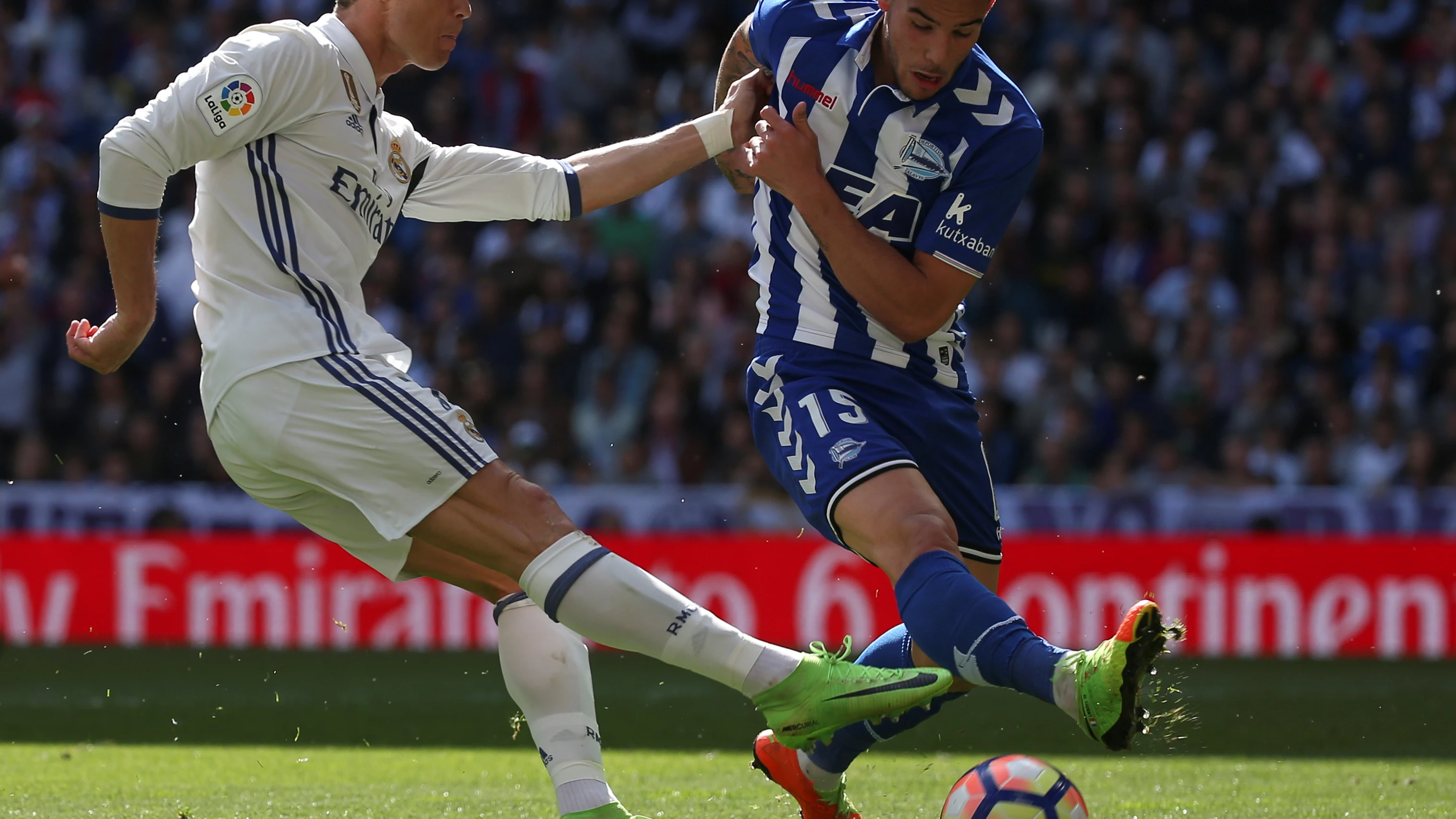 Theo Hernández intenta taponar un disparo de Cristiano Ronaldo