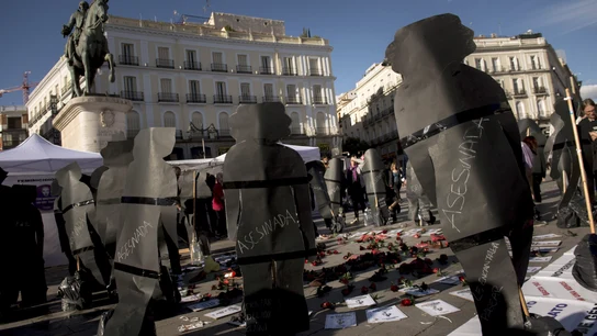 Concentración convocada por la Asociación Ve-la luz, que promovió una huelga de hambre en la Puerta del Sol durante veintiséis días entre febrero y marzo de este año, desde ayer de nuevo en el kilómetro cero de la capital para exigir medidas contra la violencia machista. Concentración convocada por la Asociación Ve-la luz, que promovió una huelga de hambre en la Puerta del Sol durante veintiséis días entre febrero y marzo de este año, desde ayer de nuevo en el kilómetro cero de la capital para exigir medidas contra la violencia machista.
