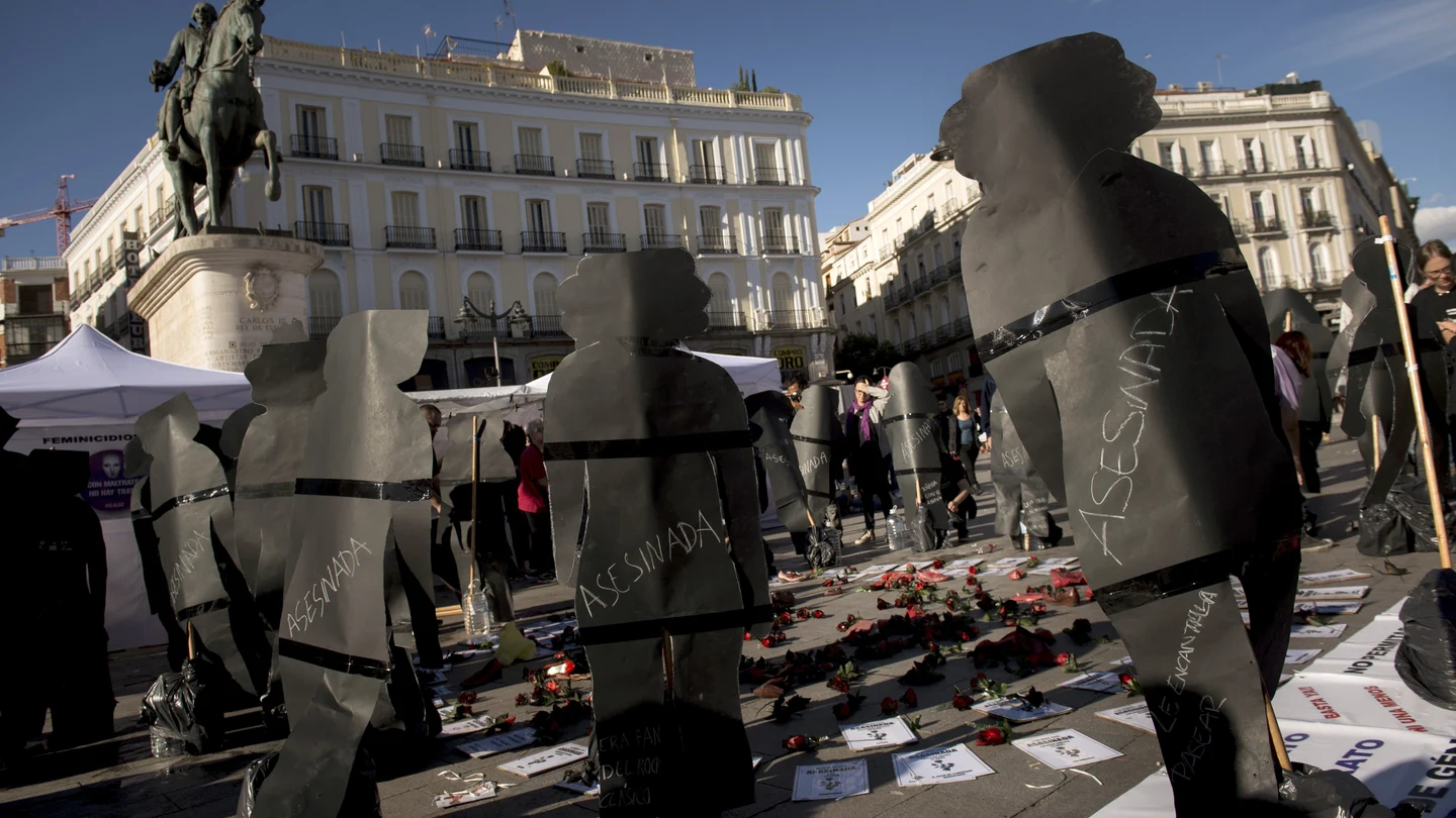 Concentración convocada por la Asociación Ve-la luz, que promovió una huelga de hambre en la Puerta del Sol durante veintiséis días entre febrero y marzo de este año, desde ayer de nuevo en el kilómetro cero de la capital para exigir medidas contra la violencia machista. Concentración convocada por la Asociación Ve-la luz, que promovió una huelga de hambre en la Puerta del Sol durante veintiséis días entre febrero y marzo de este año, desde ayer de nuevo en el kilómetro cero de la capital para exigir medidas contra la violencia machista.