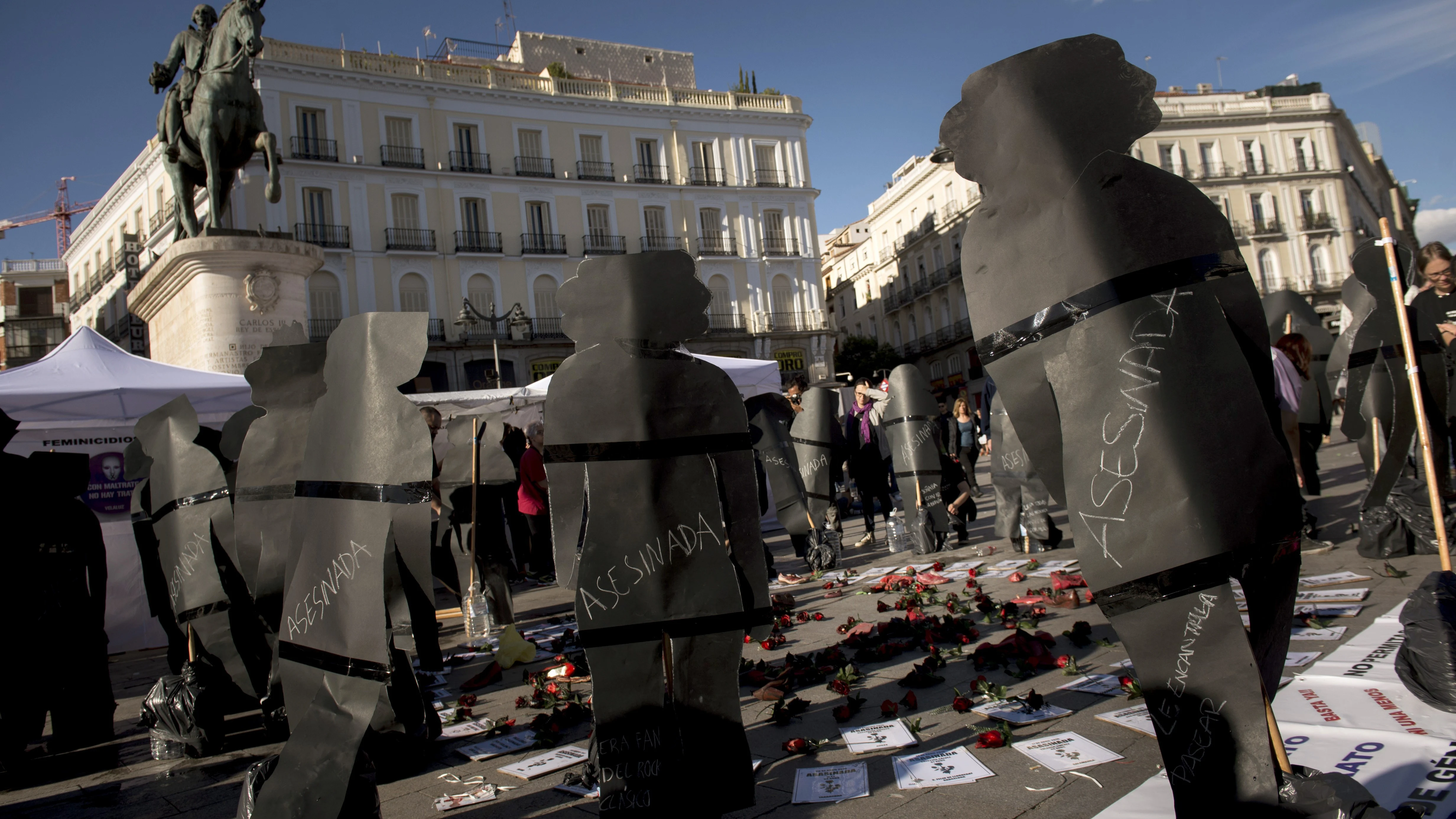 Concentración convocada por la Asociación Ve-la luz, que promovió una huelga de hambre en la Puerta del Sol durante veintiséis días entre febrero y marzo de este año, desde ayer de nuevo en el kilómetro cero de la capital para exigir medidas contra la violencia machista.