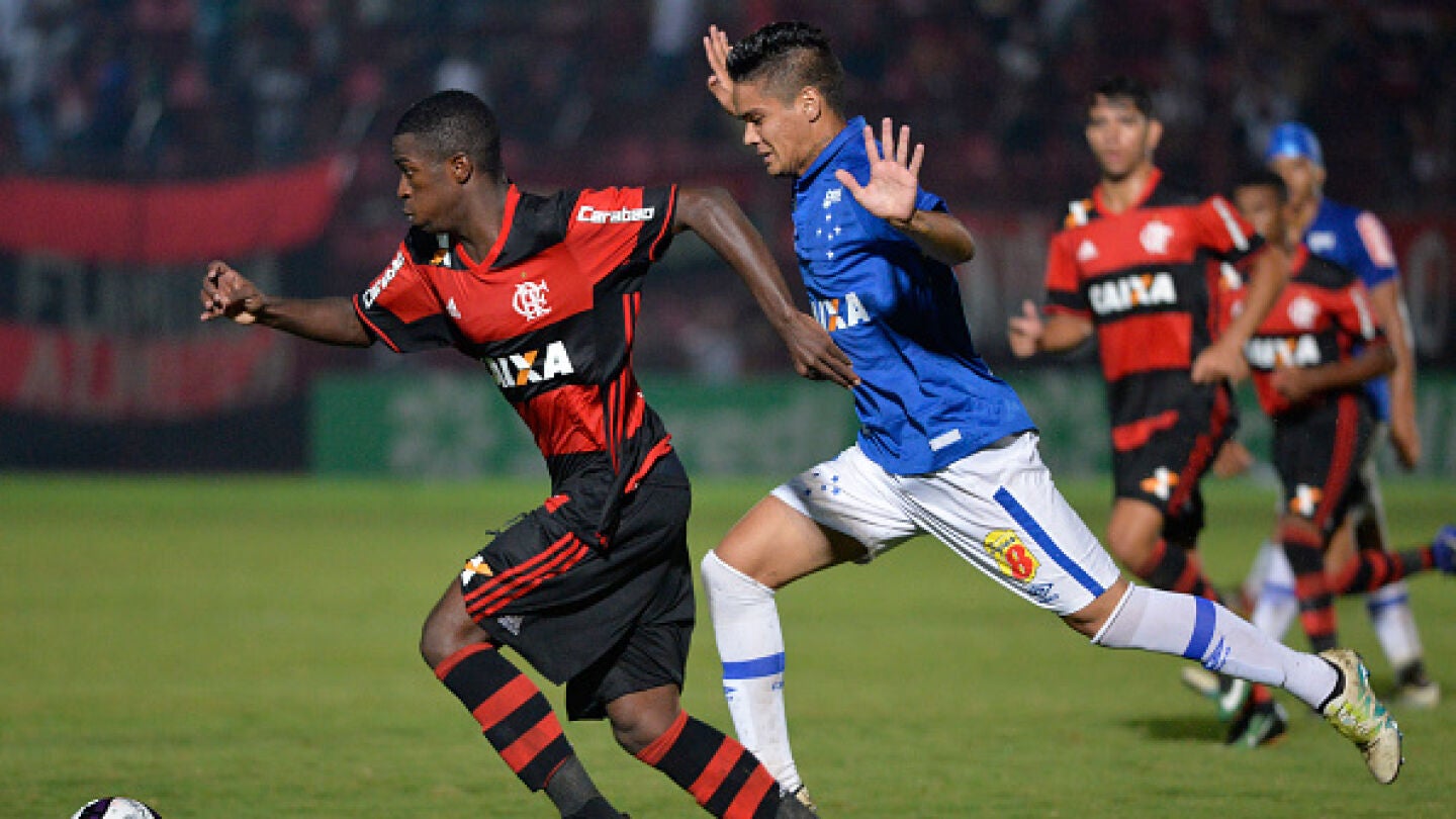 Vinicius, en acci&oacute;n con el Flamengo