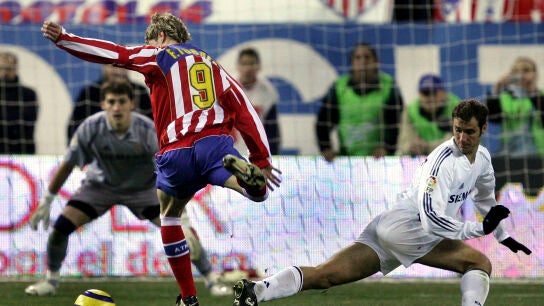 Fernando Torres regatea a Iv&aacute;n Helguera durante un derbi en el Calder&oacute;n