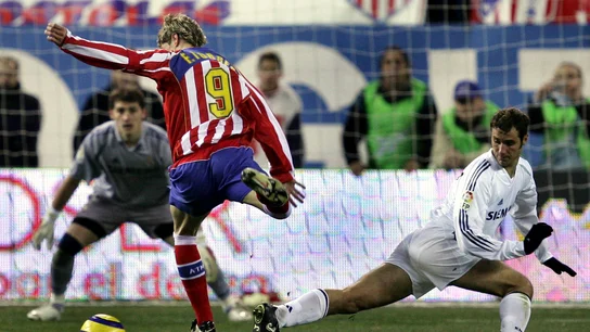 Fernando Torres regatea a Iván Helguera durante un derbi en el Calderón Fernando Torres regatea a Iván Helguera durante un derbi en el Calderón