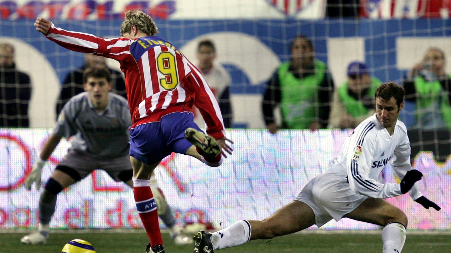 Fernando Torres regatea a Iv&aacute;n Helguera durante un derbi en el Calder&oacute;n