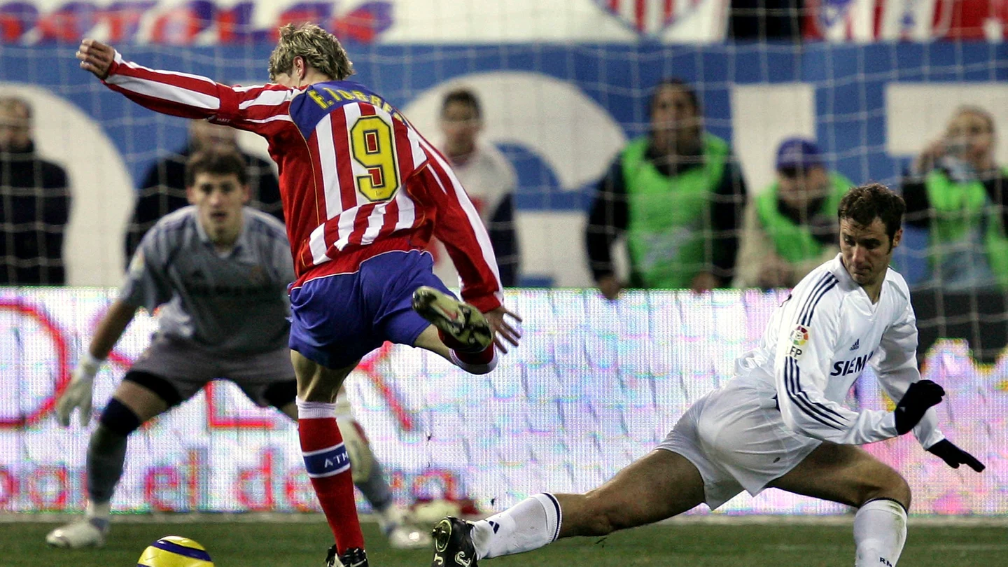 Fernando Torres regatea a Iván Helguera durante un derbi en el Calderón Fernando Torres regatea a Iván Helguera durante un derbi en el Calderón
