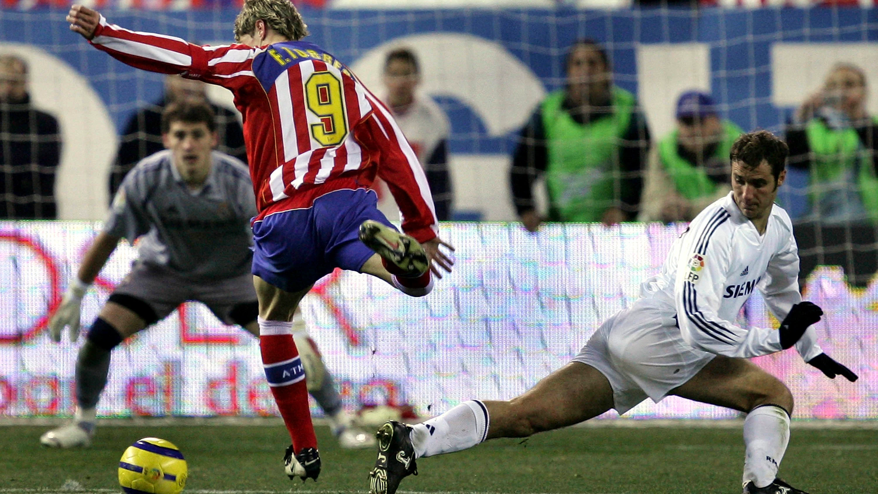 Fernando Torres regatea a Iv&aacute;n Helguera durante un derbi en el Calder&oacute;n