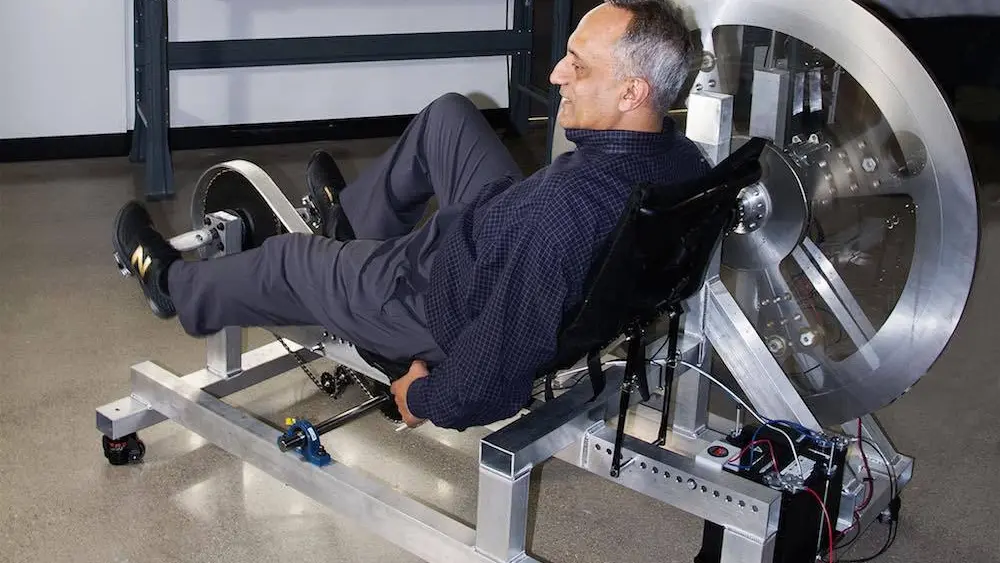 Manoj Bhargava en la bicicleta