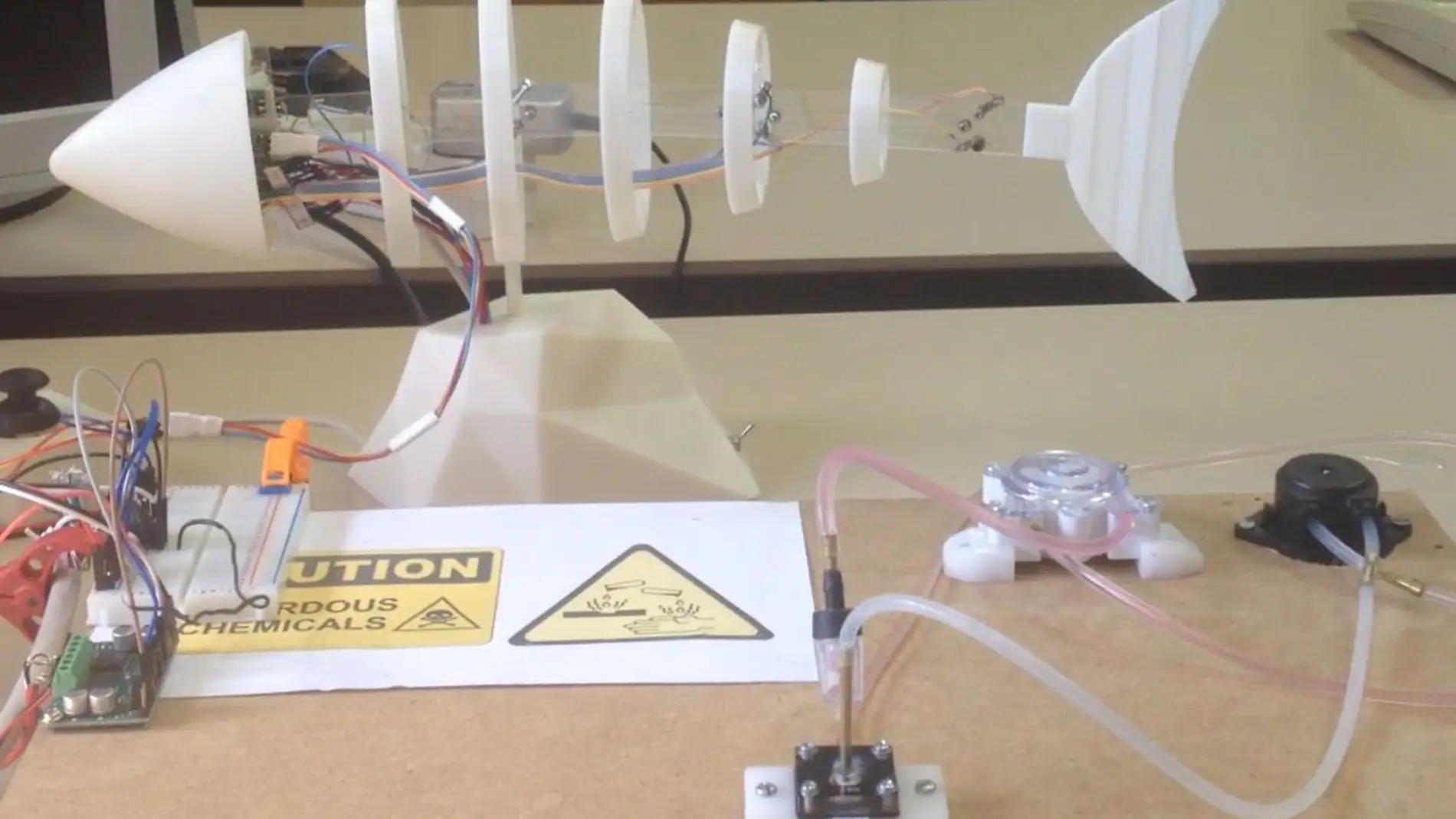 Prototipo de pez-robot.