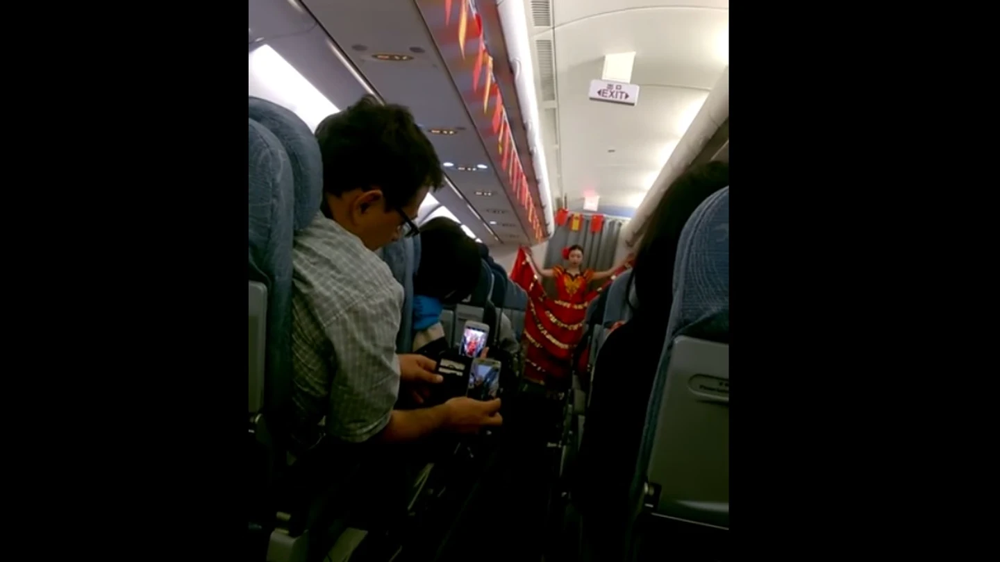 Una azafata de Air China baila un pasodoble Una azafata de Air China baila un pasodoble