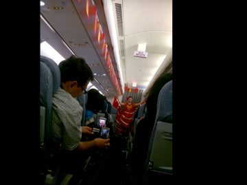 Una azafata de Air China baila un pasodoble Una azafata de Air China baila un pasodoble