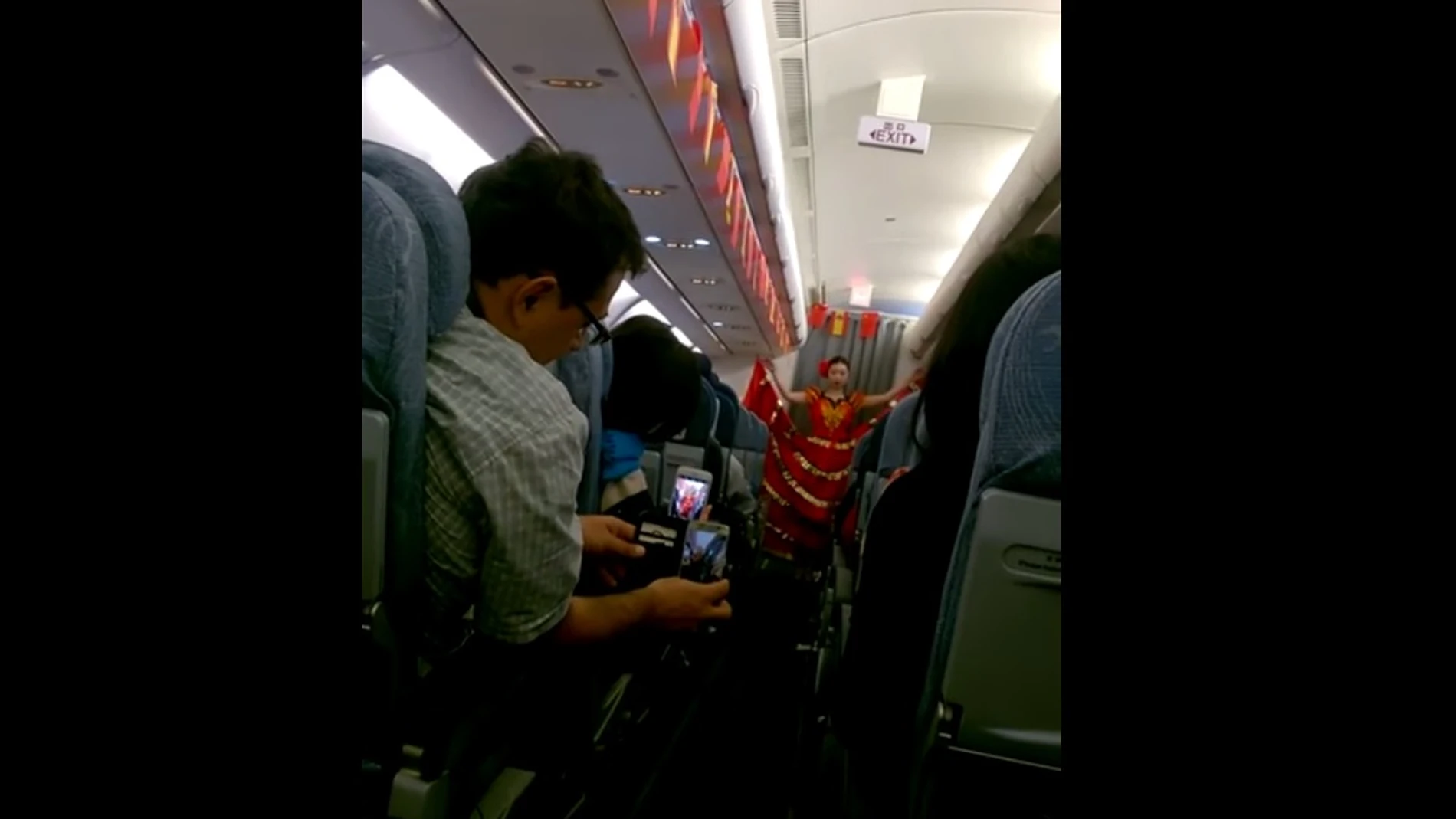 Una azafata de Air China baila un pasodoble