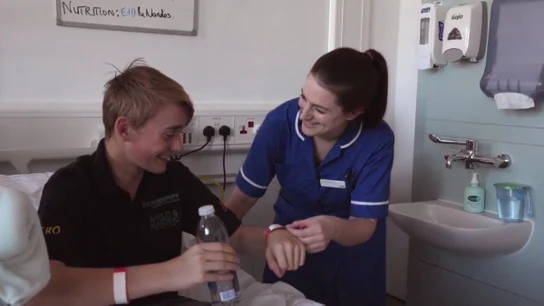 Billy Monger, en el hospital junto a una enfermera Billy Monger, en el hospital junto a una enfermera