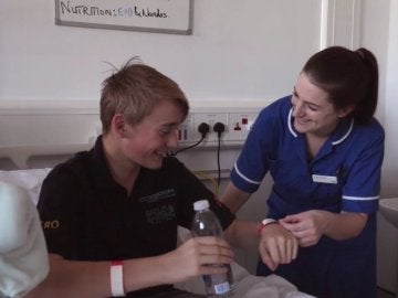 Billy Monger, en el hospital junto a una enfermera Billy Monger, en el hospital junto a una enfermera