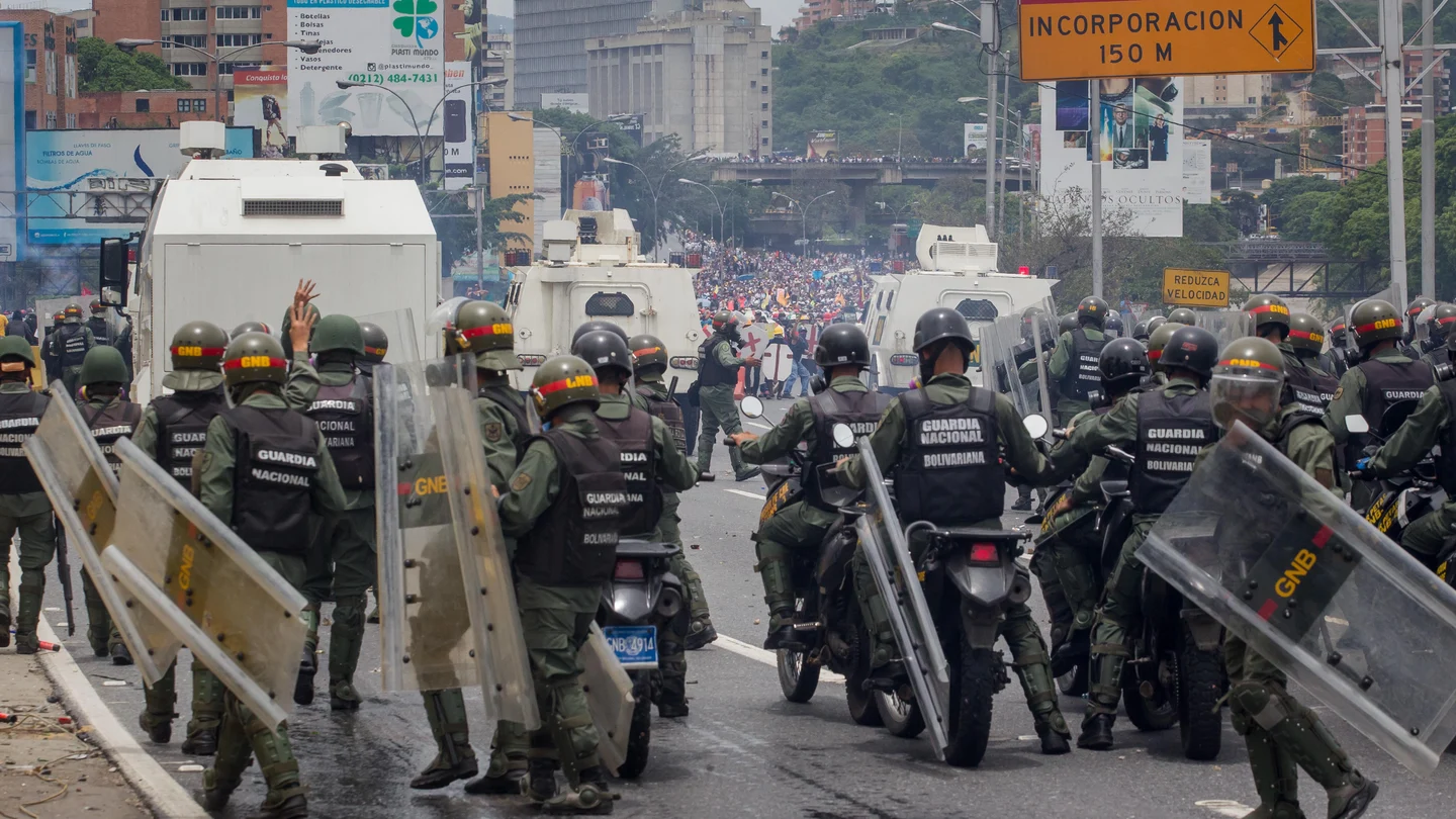 La Policía dispersa con gases lacrimógenos una manifestación en Venezuela La Policía dispersa con gases lacrimógenos una manifestación en Venezuela.