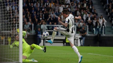 Mario Mandzukic anotando un gol con la Juventus