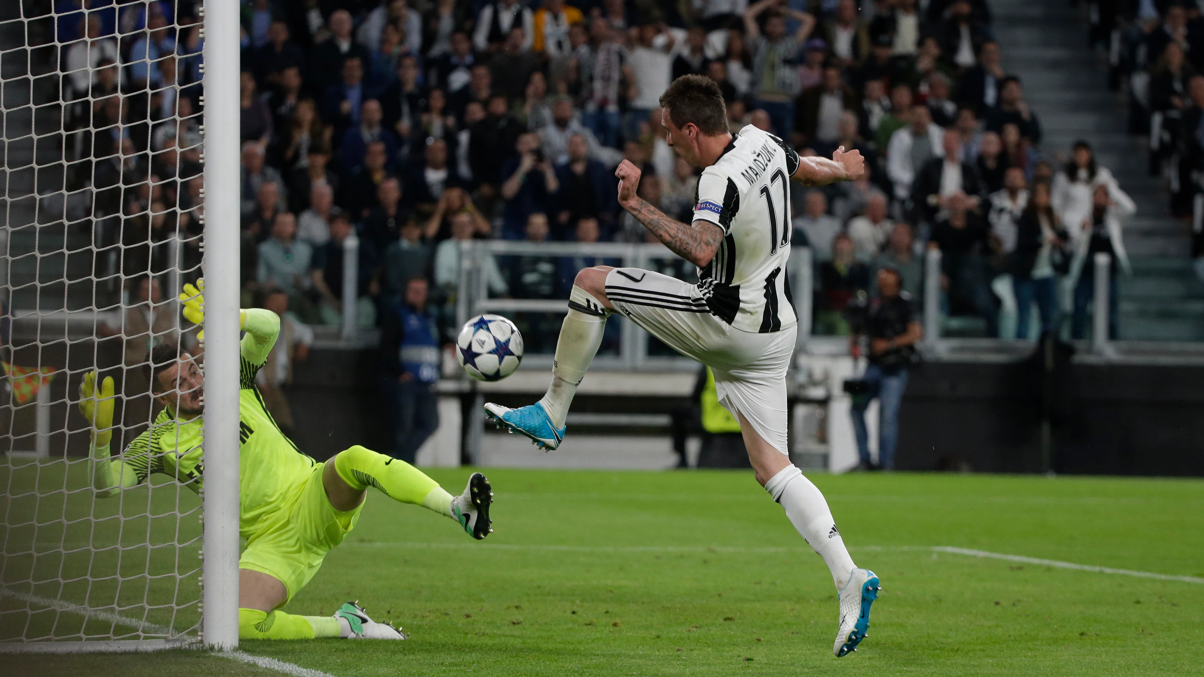 Mario Mandzukic anotando un gol con la Juventus