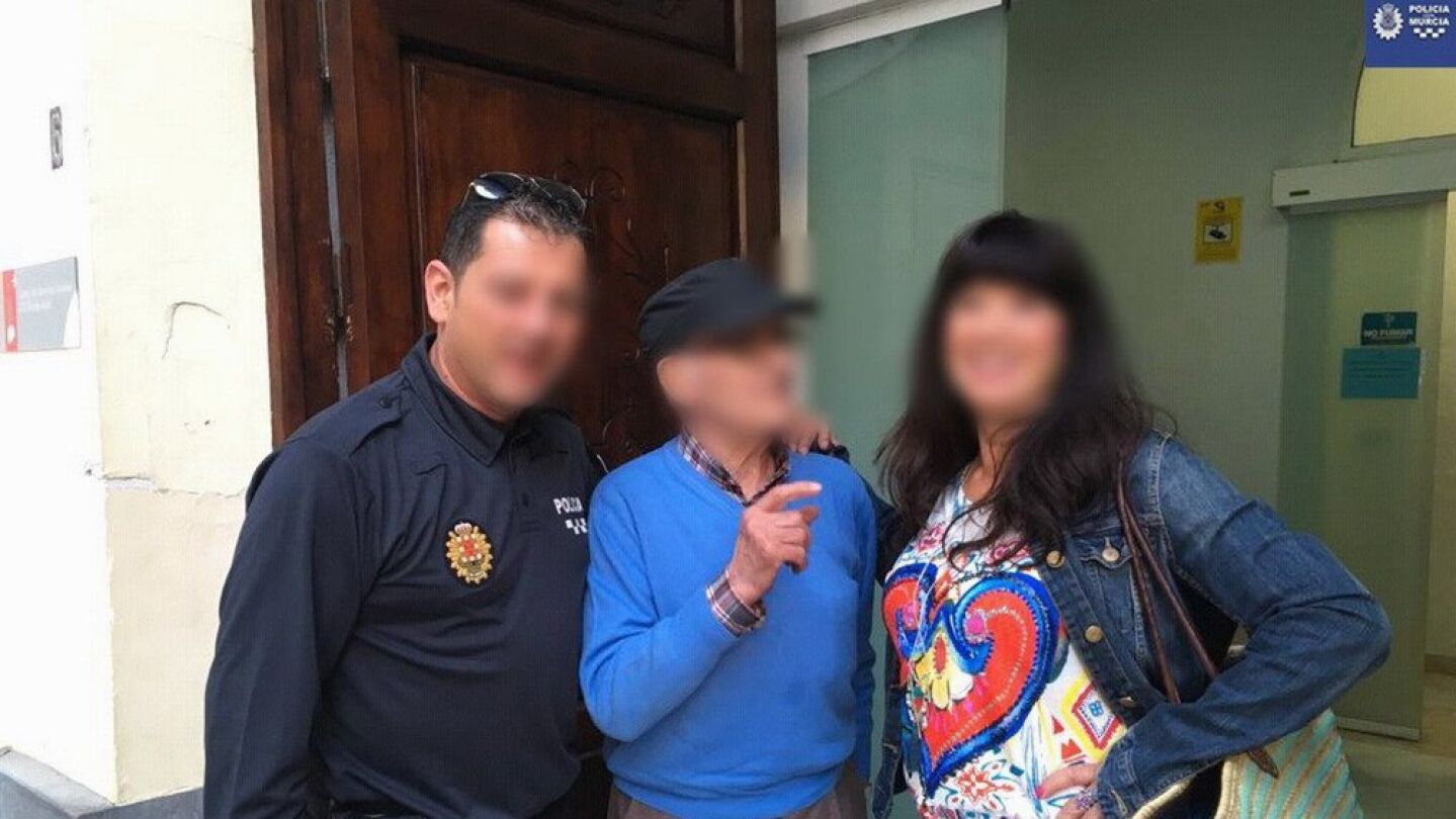 El anciano junto a la polic&iacute;a local de Murcia