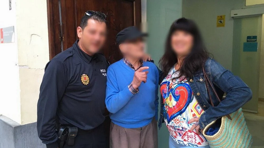 El anciano junto a la policía local de Murcia