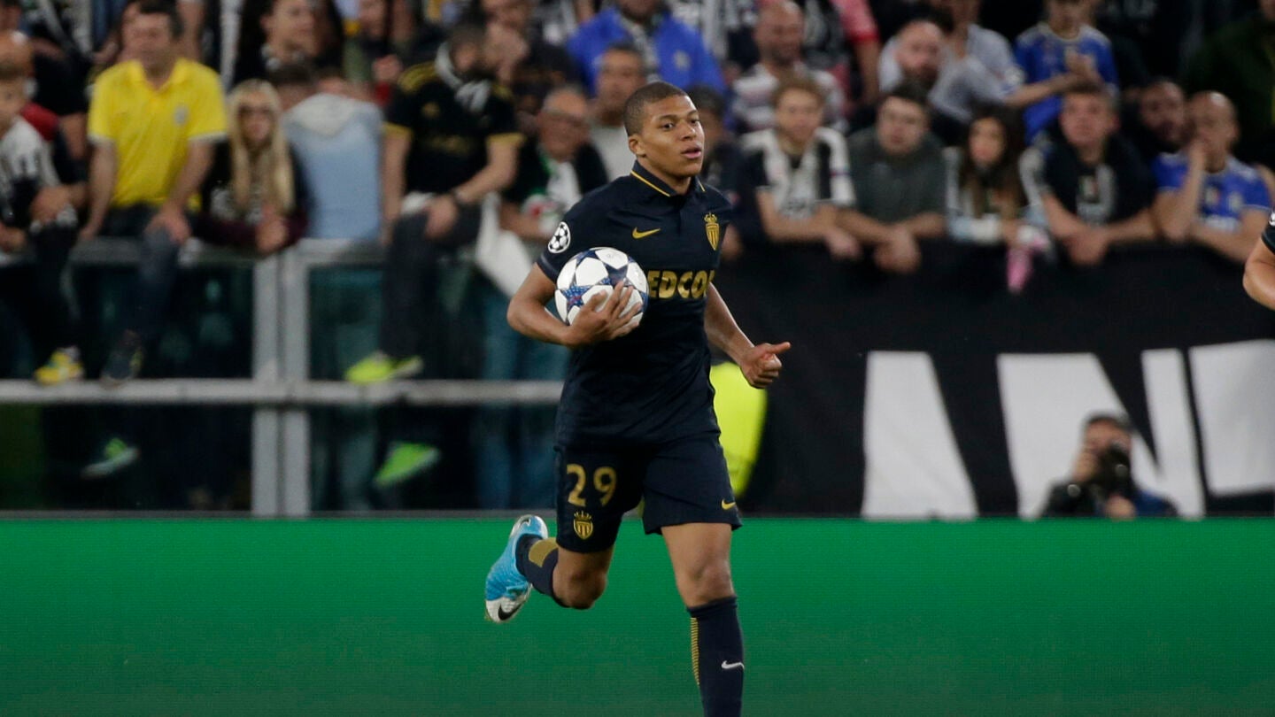Mbapp&eacute; tras marcar un gol a la Juventus