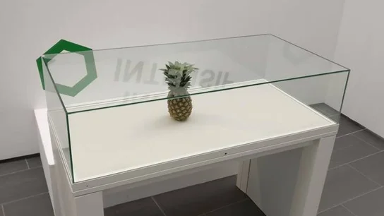 La piña expuesta en una vitrina La piña expuesta en una vitrina