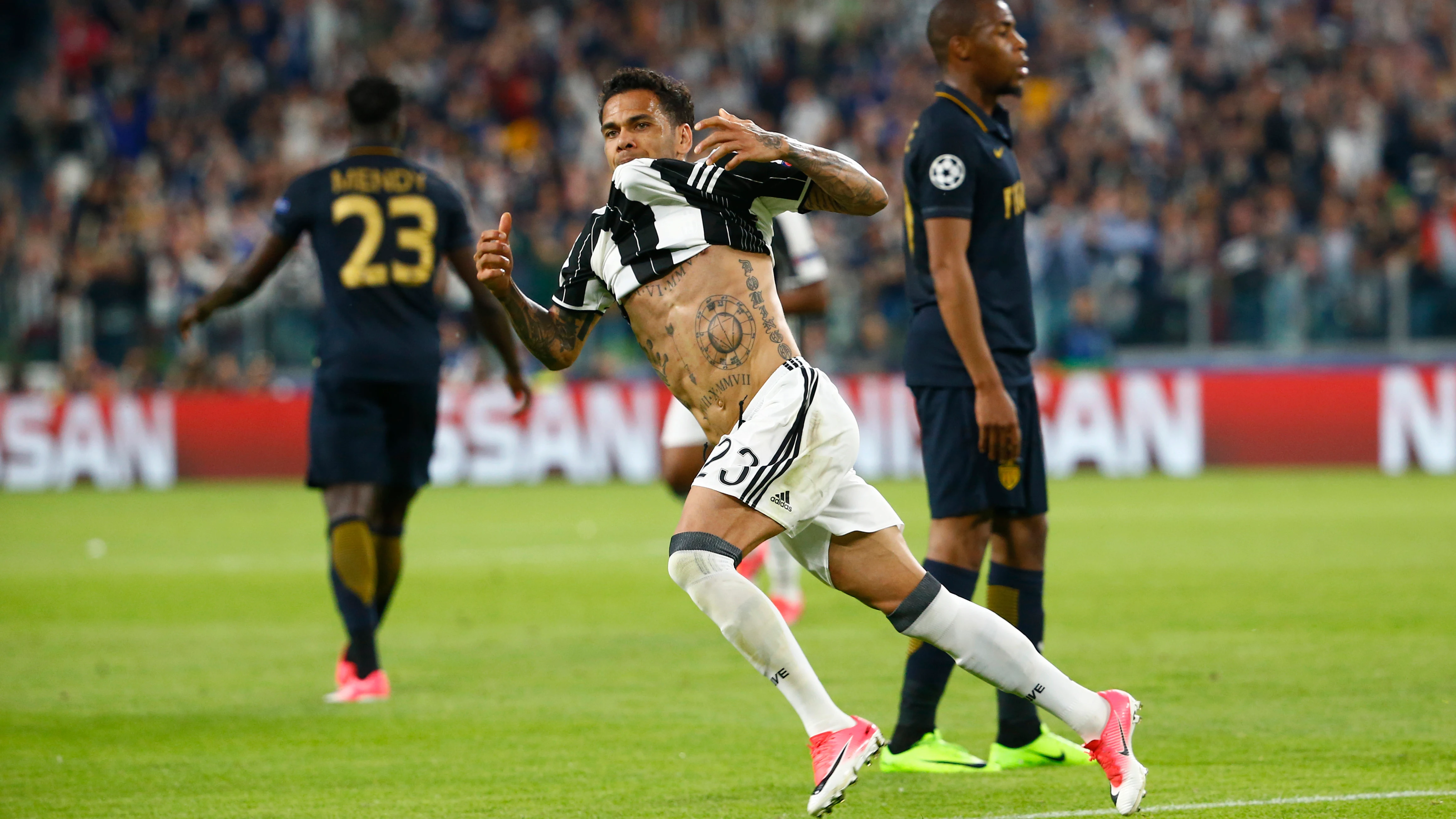 Alves celebra su gol ante el Mónaco