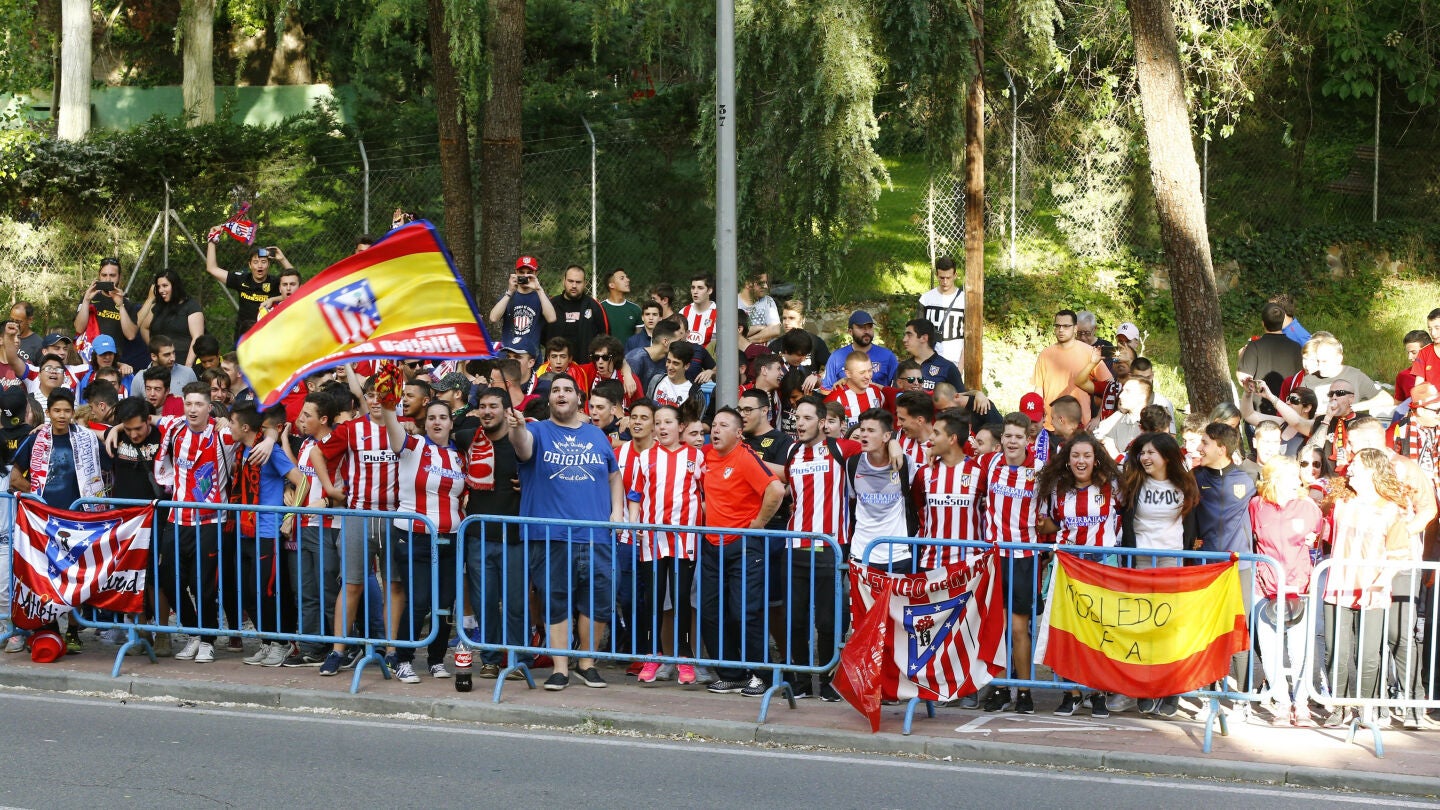 Aficionados del Atl&eacute;tico de Madrid reciben a los jugadores en el hotel de concentraci&oacute;n