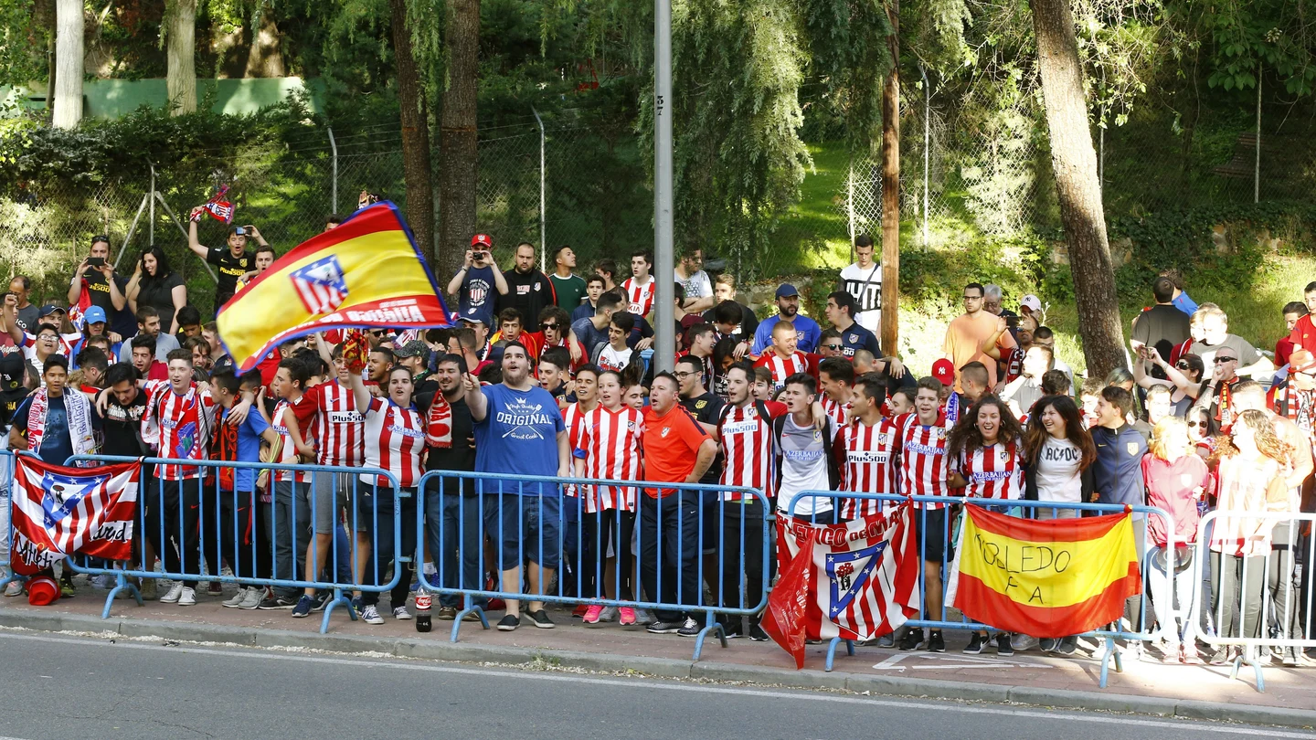 Aficionados del Atlético de Madrid reciben a los jugadores en el hotel de concentración Aficionados del Atlético de Madrid reciben a los jugadores en el hotel de concentración
