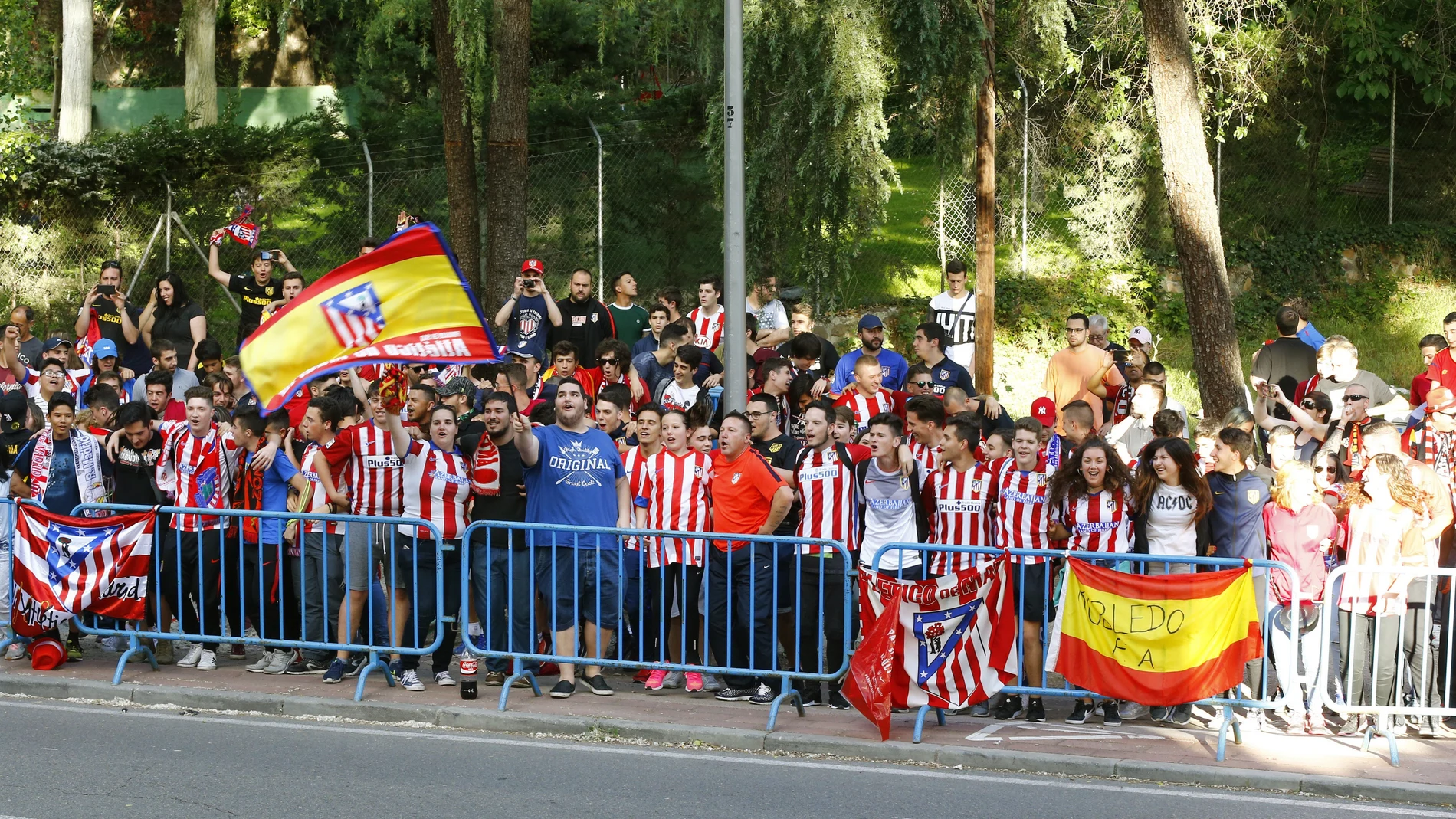 Aficionados del Atlético de Madrid reciben a los jugadores en el hotel de concentración