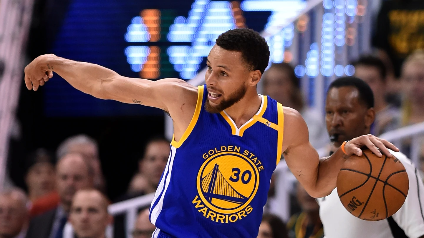 Stephen Curry conduce el balón en el ataque de los Warriors Stephen Curry conduce el balón en el ataque de los Warriors