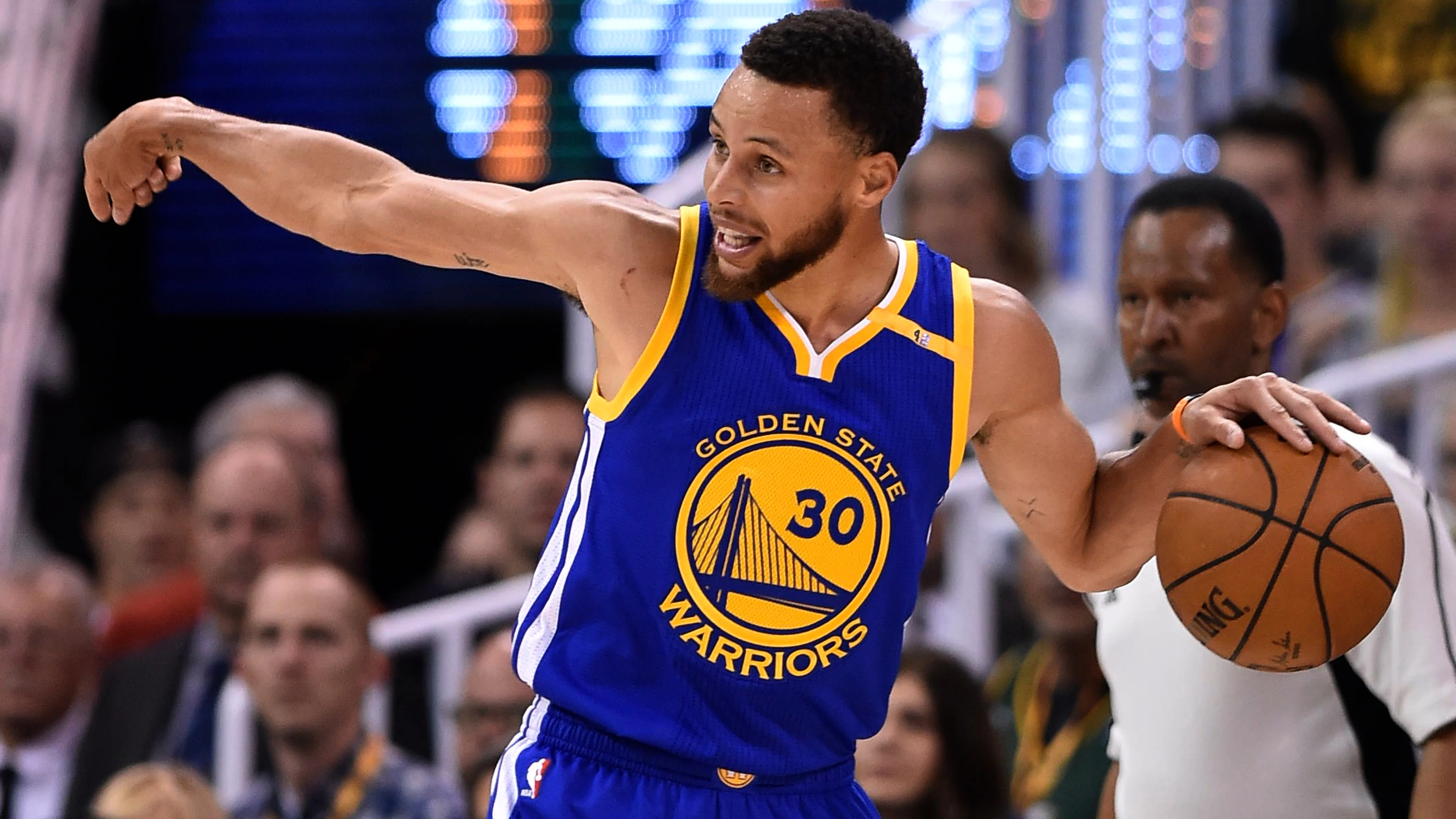 Stephen Curry conduce el balón en el ataque de los Warriors