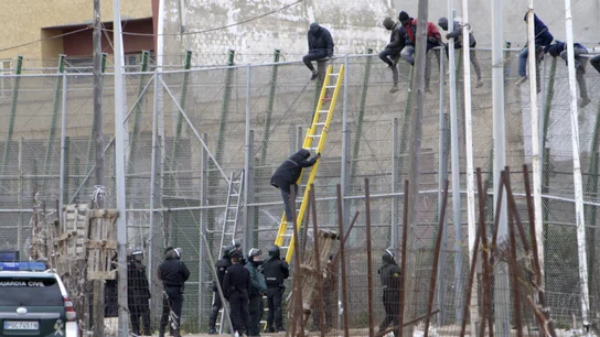 Un grupo numeroso de inmigrantes logra saltar la valla fronteriza en Melilla Imagen de archivo de un salto anterior de la valla de Melilla por parte de varios inmigrantes.