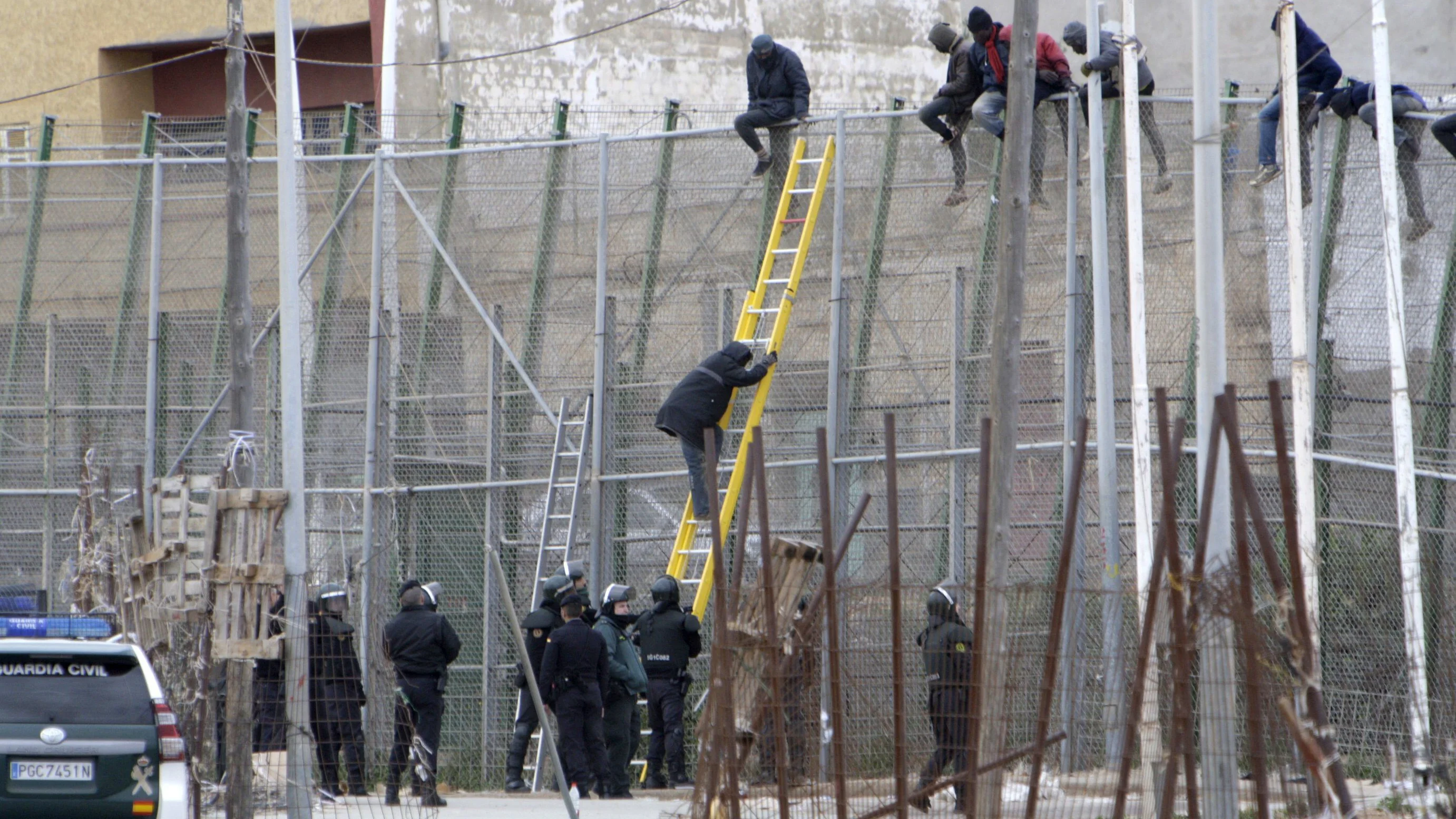 Imagen de archivo de un salto anterior de la valla de Melilla por parte de varios inmigrantes.