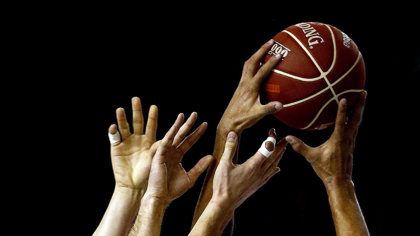 Varios jugadores luchan por un bal&oacute;n durante un partido