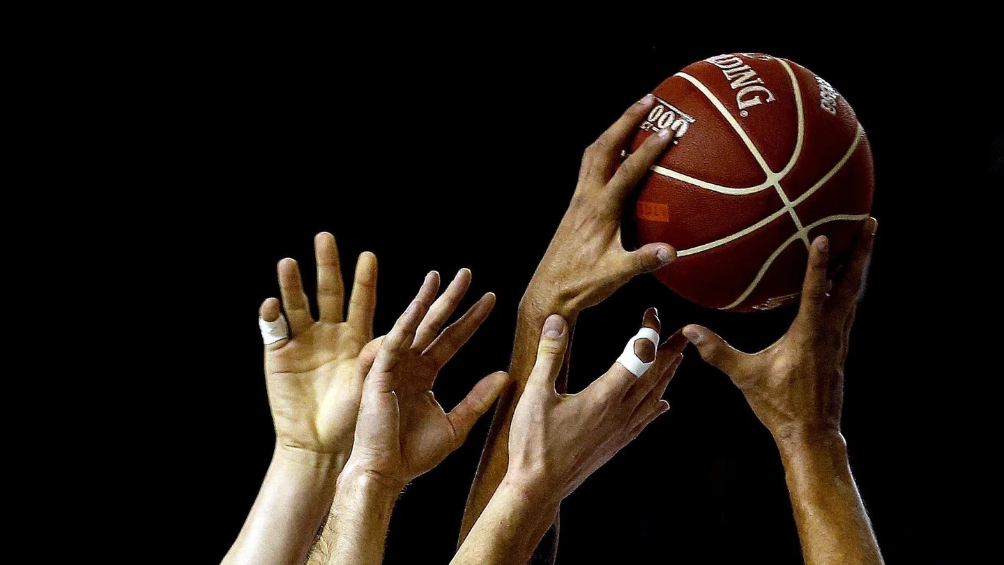 Varios jugadores luchan por un balón durante un partido Varios jugadores luchan por un balón durante un partido