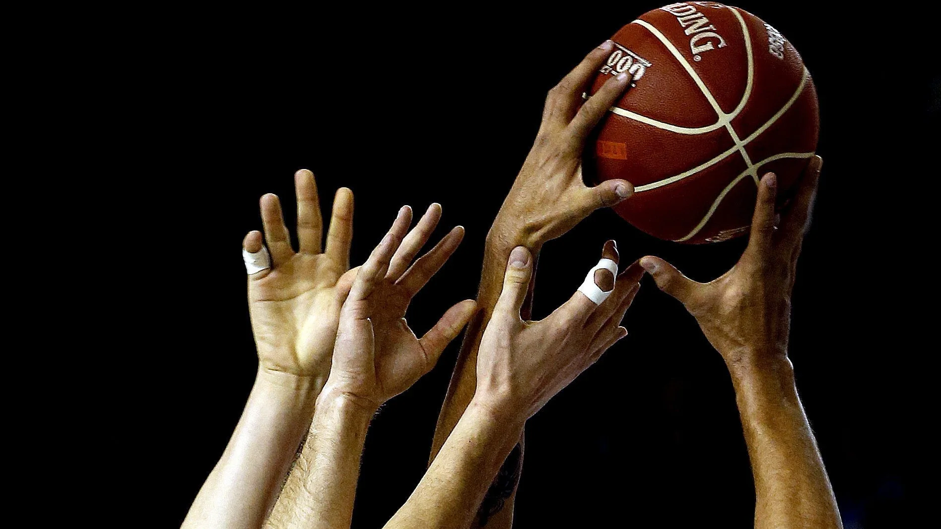 Varios jugadores luchan por un balón durante un partido